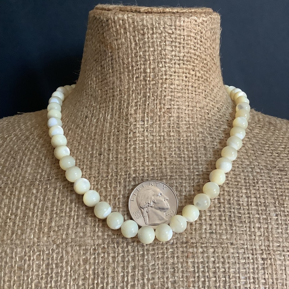 Genuine mother of pearl beaded necklace. - Picture 5 of 7